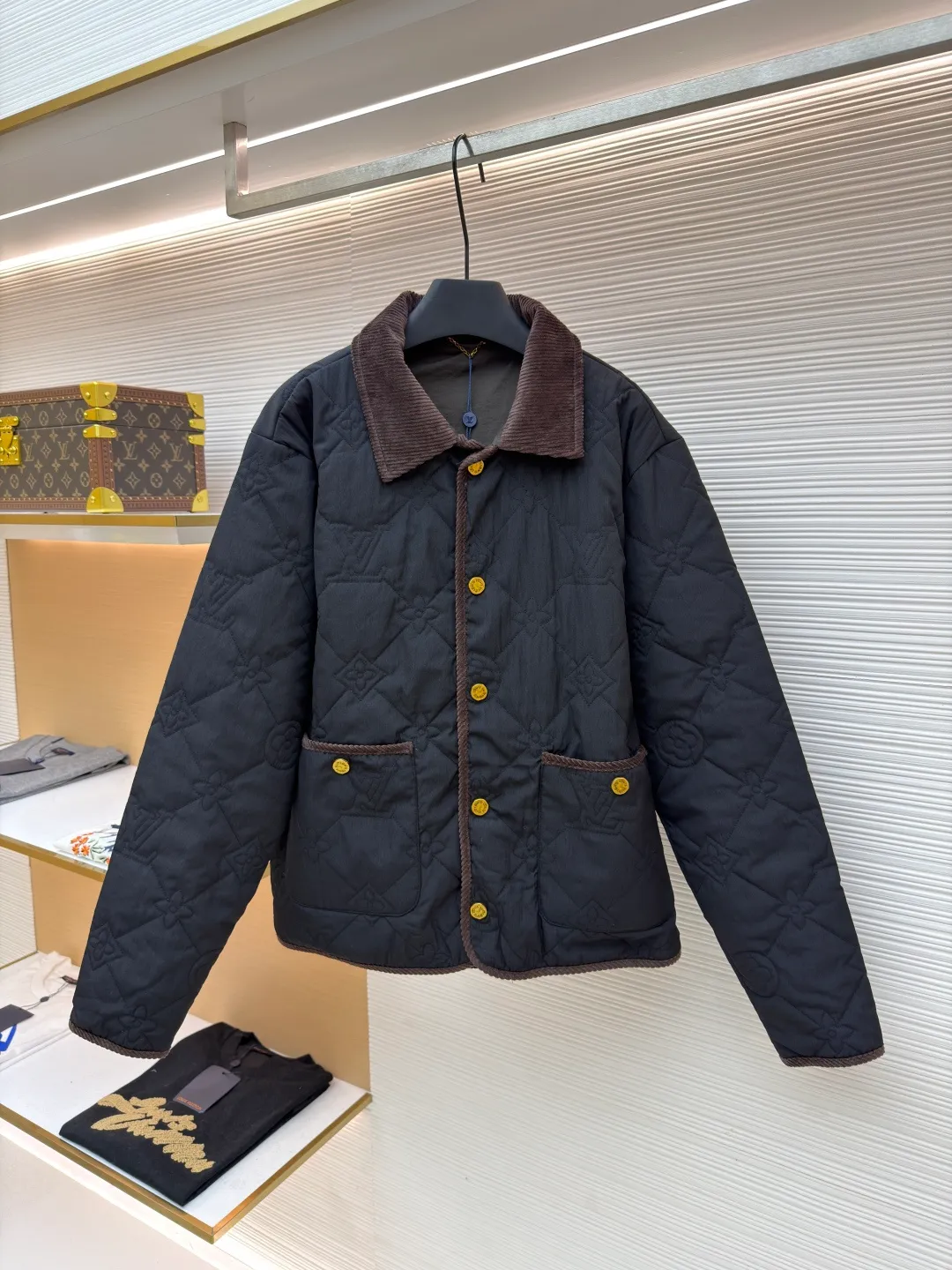 LOUIS VUITTON x Tyler spliced fitted lapel jacket ●Item number: 1681561-B15 ●Material: cotton fabric ●Technology: positioning cutting machine ●Color: black ●Version: fitted version ●Weight: about 545g ●Size: 44-46-48-50 ●Description: The padded cotton jacket uses a lightweight design to control the changing seasons, showing the bright style of the brand's collaboration with Tyler, full-width Monogram Cray graphic quilting adds elegance, while contrasting corduroy collar and trim add a preppy feel. Allover embroidered quilting with corduroy collar and trim, snap closure at front, front pockets with velvet trim and snap buttons, lining, and a great upper! The overall wiring is straight and delicate, the fabric is comfortable and soft, and the color is consistent without color difference. It can be matched with the same style to create a fashionable look and control various occasions. Customized accessories, complete with three standards, same style for men and women!